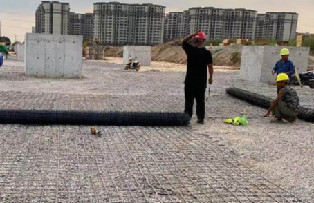 七里河土工格栅铺设前地基要怎么处理？